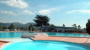 En swimmingpool med udsigt til bjerge i baggrunden.