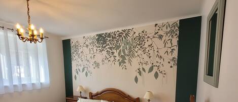 1 dormitorio, tabla de planchar con plancha, ropa de cama