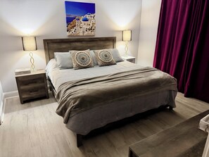 3 habitaciones, escritorio y tabla de planchar con plancha 