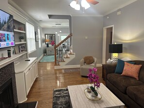 Älytelevisio, takka, videopelejä, kirjoja