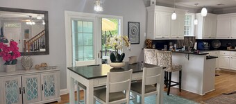 Luxury Bungalow within central Rosewood w/ hot tub. Family-friendly!