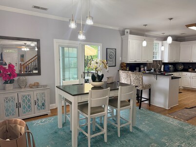 Luxury Bungalow within central Rosewood w/ hot tub. Family-friendly!