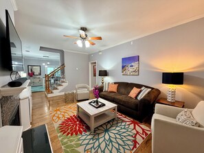 Smart-TV, Kamin, Videospiele, Bücher