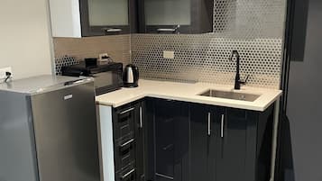 Fridge, microwave, coffee/tea maker, electric kettle