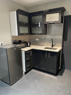 Réfrigérateur, micro-ondes, cafetière/bouilloire, bouilloire électrique