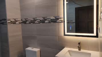 Dusj, håndklær, såpe og toalettpapir