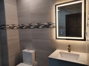 Shower, towels, soap, toilet paper - Tranquility Hotel Suite RB, walking distance to the QPS, Ariapita Ave, & EV Zoo, (Port of Spain)