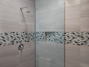 Dusj, håndklær, såpe og toalettpapir