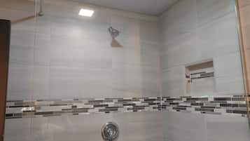 Dusche, Handtücher, Seife, Toilettenpapier