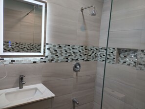 Dusche, Handtücher, Seife, Toilettenpapier