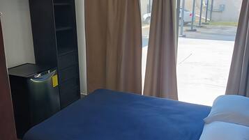 1 dormitorio, tabla de planchar con plancha, wifi y ropa de cama