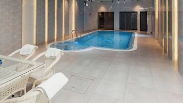 2 innendørsbassenger