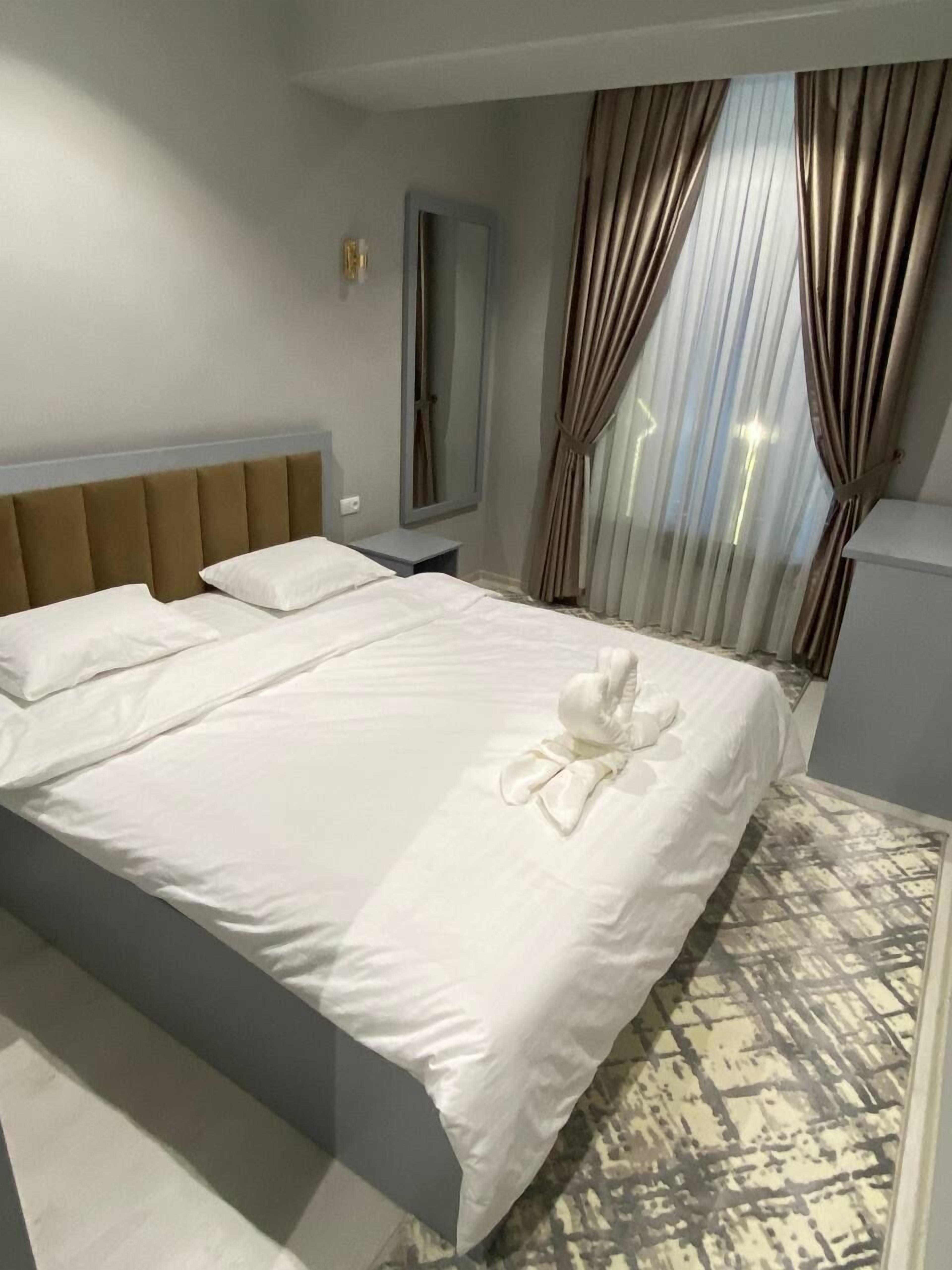 Kamar Double Comfort | Meja kerja, ruang kerja ramah laptop, dan tirai kedap cahaya