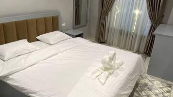 Kamar Double Comfort | Meja kerja, ruang kerja ramah laptop, dan tirai kedap cahaya