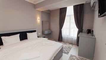 Comfort-Doppelzimmer | Schreibtisch, laptopgeeigneter Arbeitsplatz, Verdunkelungsvorhänge