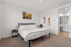 4 bedrooms, iron/ironing board, WiFi, bed sheets