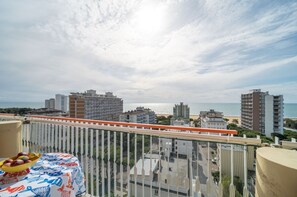 Outdoor dining - Spacious apartment near beach with pool (Lignano Sabbiadoro)