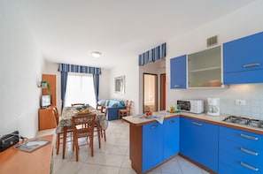 Geladeira, micro-ondas, cooktop, cafeteira/chaleira