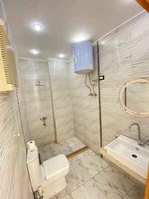 Badkar/dusch, gratis toalettartiklar, hårtork och tvål