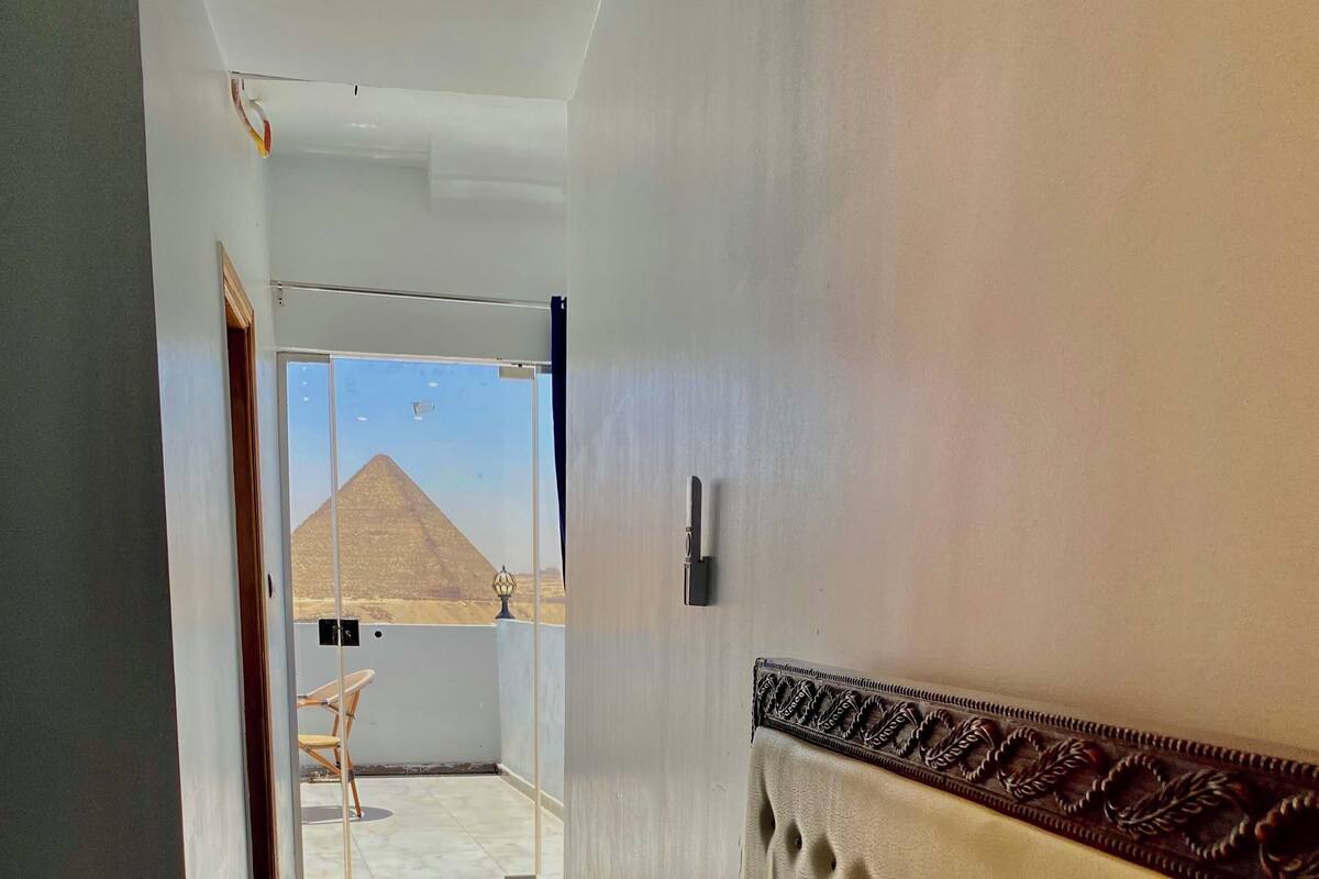 ملاءات للفراش لا تسبب الحساسية وميني بار ومكتب