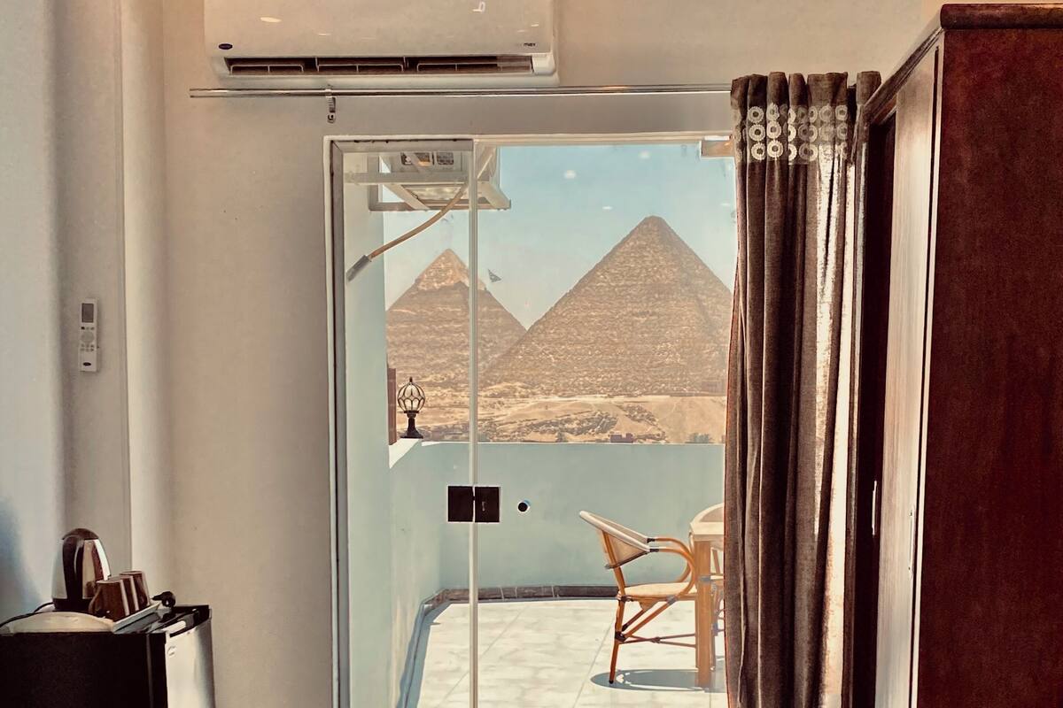 ملاءات للفراش لا تسبب الحساسية وميني بار ومكتب