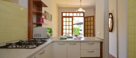 Kühlschrank, Mikrowelle, Herdplatte, Wasserkocher mit Kaffee-/Teezubehör