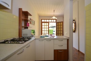 Refrigerador, microondas, parrilla de estufa y cafetera y tetera 