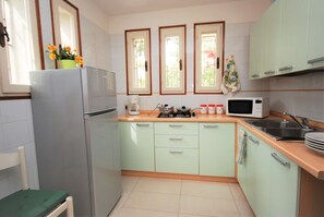 Fridge, microwave, stovetop, coffee/tea maker - Sunny beachside family villa with private garden (Lignano Sabbiadoro)