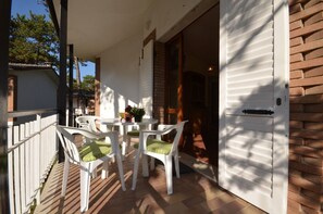 Outdoor dining - Spacious four room apartment with garden space (Lignano Sabbiadoro)