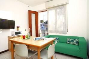 TV - Lovely apartment near the sea in Lignano (Lignano Sabbiadoro)