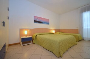 1 bedroom, bed sheets