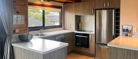 Een koelkast, een magnetron, een oven, een kookplaat