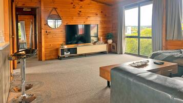 Smart TV, table tennis, stereo
