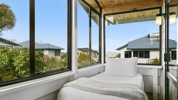 4 bedrooms, WiFi, bed sheets