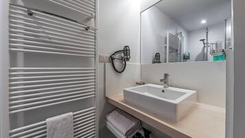 Douche, sèche-cheveux, serviettes fournies, savon