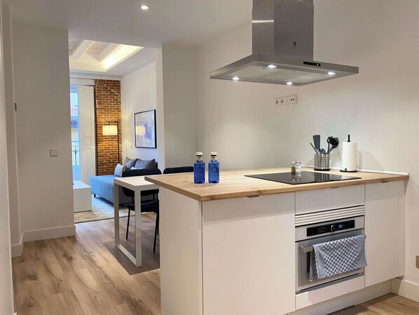 Fridge, microwave, stovetop, dishwasher