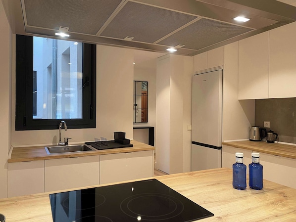 Fridge, microwave, stovetop, dishwasher