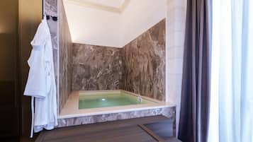 Deluxe suite, balkon, uitzicht op de stad | Badkamer | Een douche, gratis toiletartikelen, een haardroger, badjassen