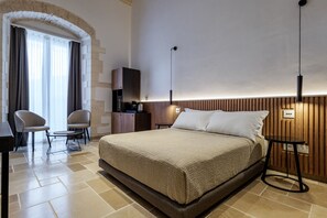 Suite – deluxe, balkong, byutsikt | Minibar, safe på rommet, skrivebord og blendingsgardiner