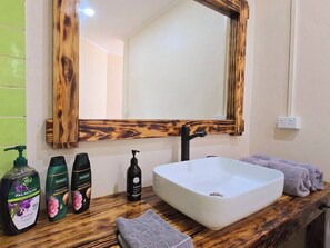 Hårføner, håndklær, såpe og toalettpapir