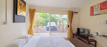 Seaside Exotic Studio: Walk to the seawall and Suva City: Free Wifi & Parking