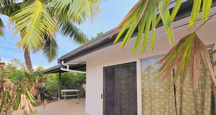 Seaside Exotic Studio: Walk to the seawall and Suva City: Free Wifi & Parking