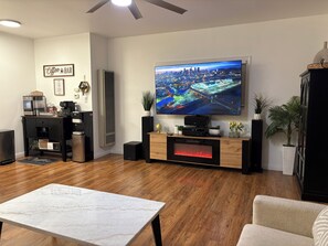 Smart TV, stereo - Spacious 2-bedroom house with King Bed, WiFi, near LAX, Sofi, Dignity (Los Angeles)