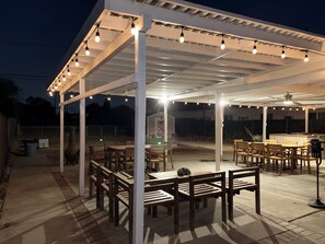 Outdoor dining - Spacious 2-bedroom house with King Bed, WiFi, near LAX, Sofi, Dignity (Los Angeles)