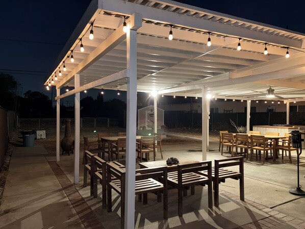 Outdoor dining - Spacious 2-bedroom house with King Bed, WiFi, near LAX, Sofi, Dignity (Los Angeles)