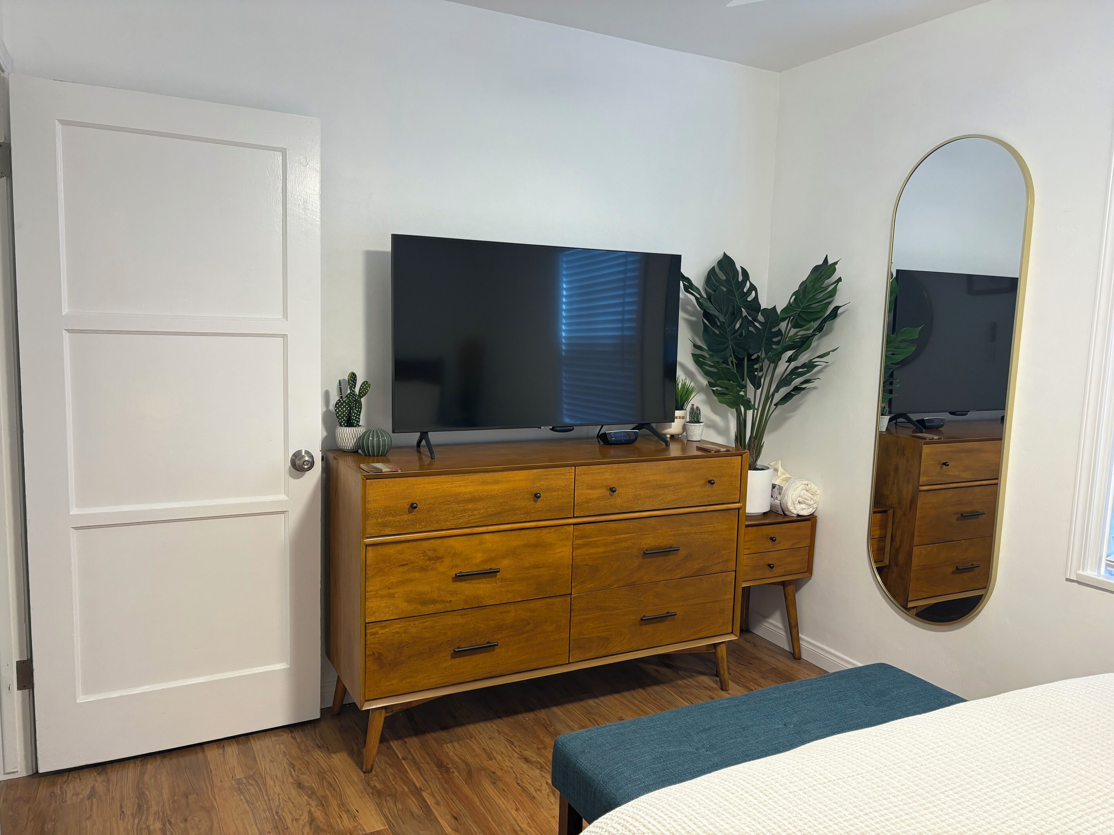 2 bedrooms, desk, iron/ironing board, WiFi