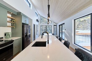 Fridge, microwave, oven, stovetop - Chalet La Blanche | Private Spa & EV Charger (Shannon)