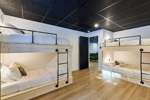 4 quartos, ferros/tábuas de passar roupa, Wi-Fi, roupa de cama