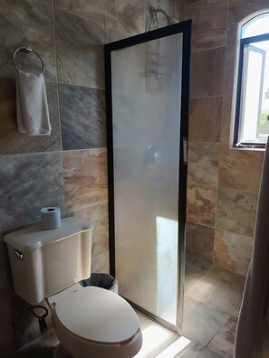 Dusche, Whirlpool, Haartrockner, Bidet