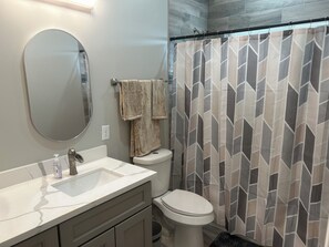 シャワー、ヘアドライヤー、タオル、石鹸